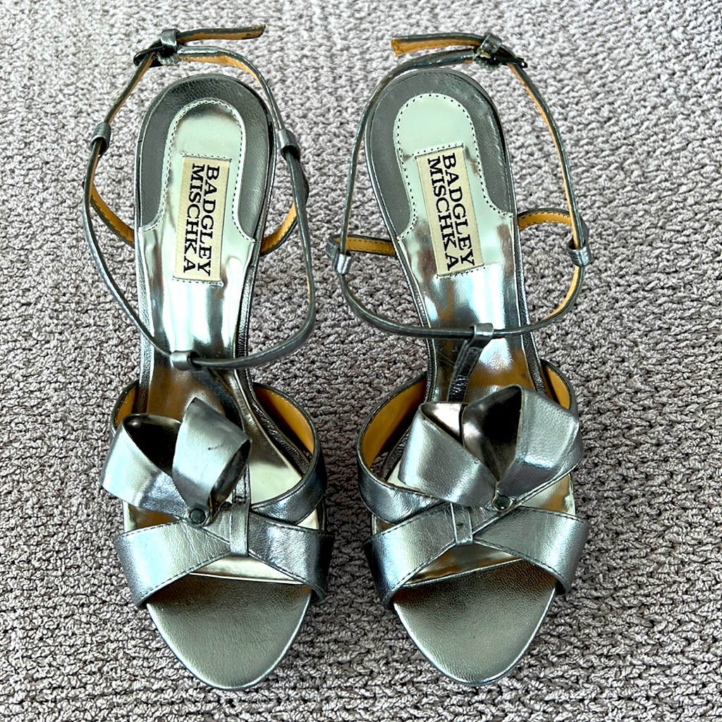 Badgley Mischka Silver T Strap Bow Sandals